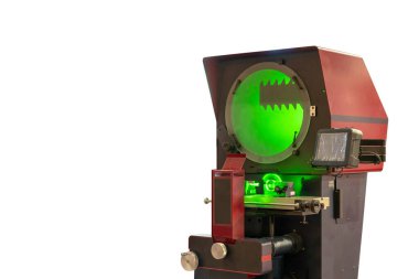 Yüksek teknoloji ve modern profil projektörü veya görsel karşılaştırıcı beyaz arka planda izole edilmiş endüstriyel küçük parçaların doğruluk ölçüsü ve kalite kontrolü kırpma yolu ile birlikte