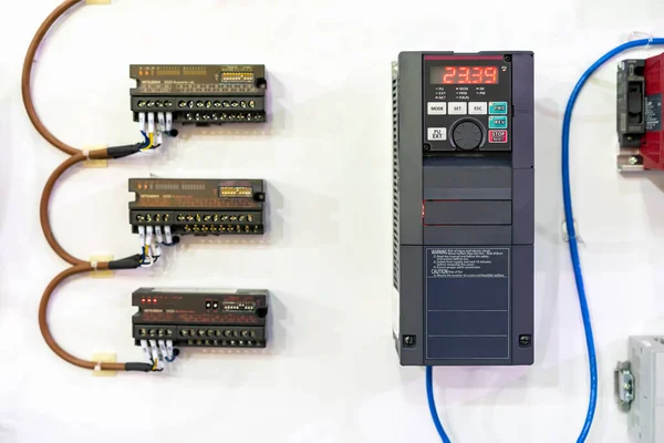 Elektrik akımı vektörü veya vfd yüksek performans ve doğruluk kontrolü için evrensel otomatik çevirici beyaz duvardaki iletişim uzaktan sistemi endüstrisi için arz