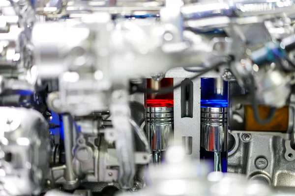 Pistonun yanma odasındaki kesitini modern araba motorunun bir parçasını kapat.