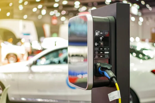 Ev otomobilinin elektrik kablosu ile şarj edilen (Ev) istasyonu