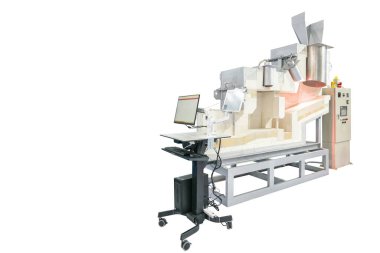 Yüksek sıcaklığın çapraz kesiti alüminyum veya üretim döküm süreci alaşımı için erime fırını ve kırpma yolu ile beyaz üzerine izole bilgisayar + elektrik kontrol paneli