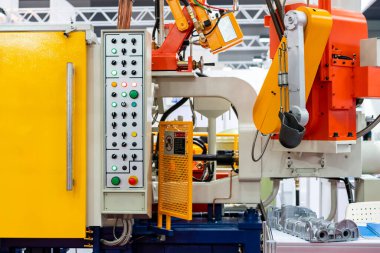 yüksek basınçlı alüminyumun kepçe ve mekanik kolunu kapat die cast machine ve otomobil veya araç parçası imalatı için kontrol paneli gibi diğer detaylar fabrikada veya atölyede