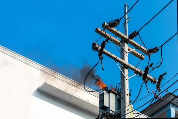 Güç pilonu aşırı yüklenmesi ya da transformatördeki elektrik kısa devresi kutuplardaki yangın ya da mavi gökyüzündeki dumanlı alev