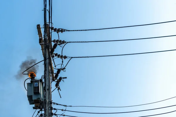 Güç pilonu aşırı yüklenmesi ya da transformatördeki elektrik kısa devresi kutuplardaki yangın ya da mavi gökyüzündeki dumanlı alev