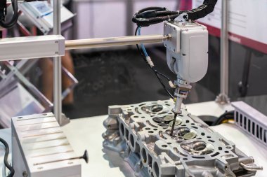 Otomasyon pnömatik sistem kontrolü ile aracın silindir blok motoru veya otomobilin motor veya montajı sırasında vakum başlığını ve vana şaftını kapat