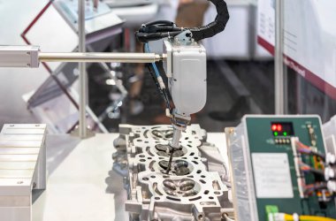 Otomasyon pnömatik sistem kontrolü ile aracın silindir blok motoru veya otomobilin motor veya montajı sırasında vakum başlığını ve vana şaftını kapat