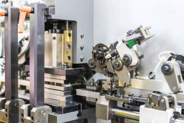 Mekanizma yumruğunu kapat, fabrikada endüstriyel üretim işlemleri için çok amaçlı çok amaçlı metal levha bükme ya da sürekli yaprak oluşturma makinesi setinden öl.
