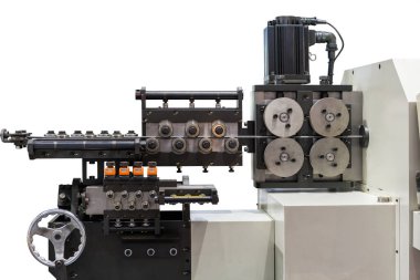 Yüksek teknoloji ve hassas 3D kablo bükme makinesinin otomatik besleme ünitesini kapatın. Beyaz arka planda izole edilmiş ve kırpma yolu ile endüstriyel