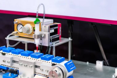 Yüksek hassasiyet ve nozül aygıtı teknolojisi ile fabrikada çalışan otomatik yapıştırıcı makinesi (yapıştırıcı enjeksiyonu) iğnesini kapat