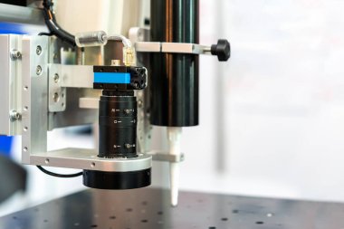 Görüş ünitesini kapat ve yüksek hassasiyetli yapıştırıcı tüpünü ve otomatik olarak fotokopi alanı ile sıcak eritme enjeksiyon makinesini kapat