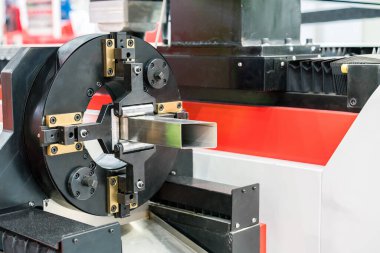 Yüksek duyarlı lazer kesme makinesi için kare boru için otomatik besleme ve klemp