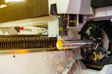 Fabrikadaki üretim sürecinde yüksek hassasiyet ve cnc lazer kesme makinesi hassasiyeti ile boru için otomatik besleme ve döndürme klempi