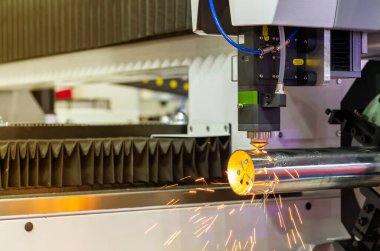 Fabrikadaki üretim sürecinde yüksek hassasiyet ve cnc lazer kesme makinesi hassasiyeti ile boru için otomatik besleme ve döndürme klempi