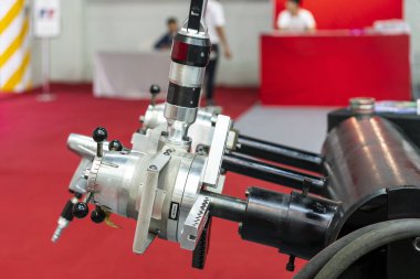 Üretim sürecinde kaynak yapmadan önce boru ya da tüp ucunda kesim ya da oluşum kenarı için boru kesme ekipmanı ya da hava aracı üretim açısını ve yüzeyi hazırlayın