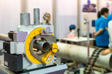 Sabit otomatik ve hassas elektrikli boru kesme makinesi, fabrikada küçük ya da büyük silindir alaşımlı metal endüstrisi için kullanılan alet ya da ekipman.