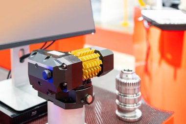 Alet tutucu, sanayi çalışmasında cnc makine merkezi için dişli hobbing birim tasarımı ile birlikte kuruldu