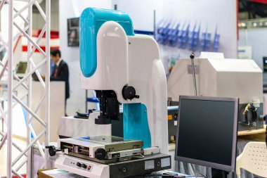 Görsel kameralı yüksek teknoloji duyarlı video ölçüm makinesi ve üretim sürecinin teftiş boyutu ve şekil kontrolü için monitör