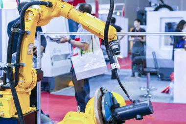 Metal boru ya da tüp, modern ve otomatik elektrikli mig kaynak işlemleri ile endüstriyel silah üretim sürecinde montaj için hazırlanıyor.