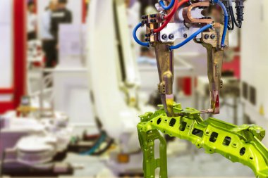 Otomatik robot direnç noktası kaynak makinesi ve atölyede veya fabrikada sanayi için otomotiv ürünü