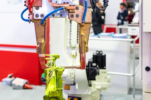 ワークショップや工場での産業用自動ロボット抵抗スポット溶接機や自動車製品 — ストック写真