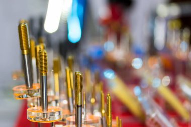 Birçok çeşit altın rengi kapatın yüksek hassasiyetle tıkırdatma aracı rulo oluşturma ve eşikli delik yapmak için tap kesme