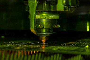 Çelik levha ya da metal levhanın endüstriyel ve plazma kesiminin başını kapat