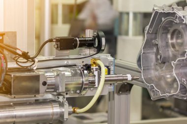 Yüksek hassasiyet ve nozül aygıtı teknolojisi ile otomatik sıcak eritme yapıştırıcı makinesi iğnesini kapat (yapıştırıcı enjeksiyonu) fabrikada krank-case otomobil motor parçasının kapağı üzerinde çalışıyor