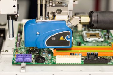 Elektronik fabrikasında pcb üzerinde çalışan yüksek hassasiyet ve nozül cihazı teknolojisi ve otomatik sıcak eritme yapıştırıcı makinesi (yapıştırıcı enjeksiyonu) iğnesini kapat