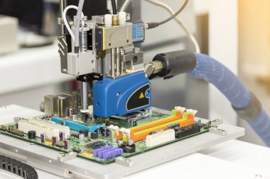 Elektronik fabrikasında pcb üzerinde çalışan yüksek hassasiyet ve nozül cihazı teknolojisi ve otomatik sıcak eritme yapıştırıcı makinesi (yapıştırıcı enjeksiyonu) iğnesini kapat