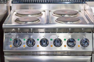 Modern indüksiyon elektrikli soba ve endüstriyel gıdalar için kontrol panelinin düğmelerini kapatın.