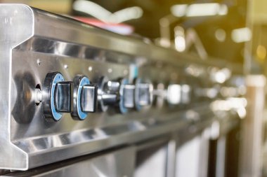 Kontrol paneli gaz sobasını kapatma düğmesini kapatma veya ayarlama alevi ve sıcaklığı yakma