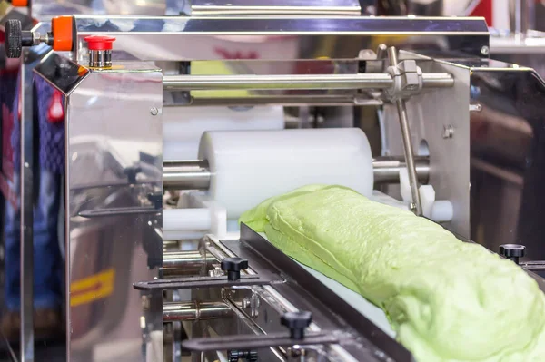 高科技工业化生产生产线自动化食品生产带式输送机上的中式或亚洲式食品蒸煮包子闭卷面团材料 — 图库照片