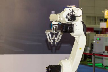 yüksek teknoloji ve hassas robot kolu üretim sürecinde ürün yakalamak için tutuş