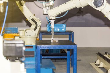 yüksek teknoloji ve hassas robot kolu üretim sürecinde yakalama işlemi sırasında kavrama