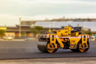 Küçük motorlu araç ya da mini ağır çelik tekerlek ya da yol yapımı ya da sokak yapımı için buharlı silindir - akşam iş yerinde otoyol inşaatı parkı