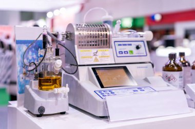 Endüstriyel gıda ürünleri için su örneğinde tereyağlı peynirli kağıt ve petrolün konsantrasyonunu bulmak için elektroliz reaksiyonunu analiz etmek için laboratuarın koluometrik titrasyon cihazı vs..