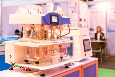 Endüstriyel tıbbi tıbbi ilaç kimyasalları ve kozmetik ürünleri için otomatik hesaplama ve yetenek çözünürlüğü örnekleme ilacı için yüksek teknoloji otomatik tablet çözücü testi vb..