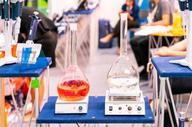 Otomatik karıştırma veya manyetik karıştırma girdabı üzerinde çözelti sıvısı için dairesel şişeler veya şişeler endüstriyel kimyasal ilaç içeceği ve kozmetik ürünlerine laboratuvar uygulaması karıştırıcı ve ısıtıcı cihaz vs..