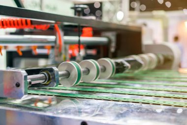 Çağdaş ve yüksek teknolojili otomatik yayın ya da baskı makinesinin kağıt besleme ünitesi için tekerlek ve silindiri kapat