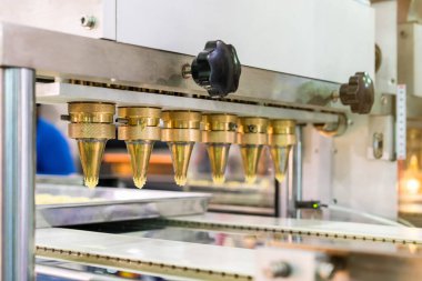 Endüstriyel gıda üretiminde yüksek teknoloji için üretim sırasında otomatik bisküvi veya şeker üreten makinenin hamur, krema ve hortum boşaltımını kapat