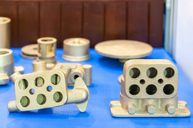 Gaz için endüstriyel döküm parçaları manifoldları - mavi masadaki otomotiv ve makine için hava emme veya egzoz boşaltımı