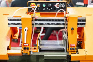 I ya da H ışını çelik çubuğu sanayi için yüksek hızlı ve sürekli yatay testere makinesiyle kesiliyor.