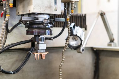 Otomatik elektrik boşaltma makinesinin (edm) ayarı sırasında bakır elektrodu kapat veya kıvılcım makinesini çalıştır