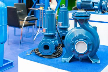 Yüksek basınçlı merkezkaç mavi pompası masadaki motoru içerir