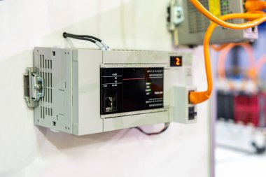 Gelişmiş teknoloji otomatik Programlanabilir Mantık Denetleyici PLC endüstriyel çalışmalarda makine sistem kontrolü için yüksek performans hassasiyeti ve doğruluk ekipmanı