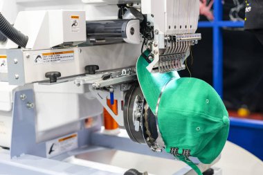 Tekstil için modern ve otomatik yüksek teknoloji nakış makinesinde şapka dikme - endüstriyel kıyafet üretim süreci