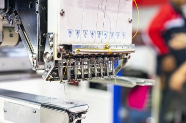 Tekstil için modern ve otomatik yüksek teknoloji dikiş ya da nakış makinesi iğne ipliği - endüstriyel üretim sürecinde giysi giysisi