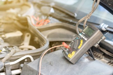 Otomobil benzini veya garajdaki dizel motorun elektrik sistemi onarımı sırasında elektronik çoklu metre cihazını veya aracını kapat