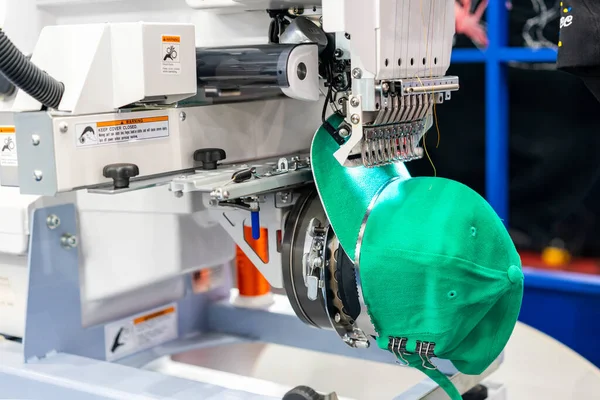 Tekstil için modern ve otomatik yüksek teknoloji nakış makinesinde şapka dikme - endüstriyel kıyafet üretim süreci