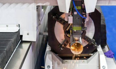 Yüksek hassasiyetli cnc plazma lazer kesme makinesi ile kesme sırasında otomatik besleme ve döndürme ünitesi ile klemp ile fabrika veya atölye veya atölyede delik açmak için nozül & boru ayarlarını kapat